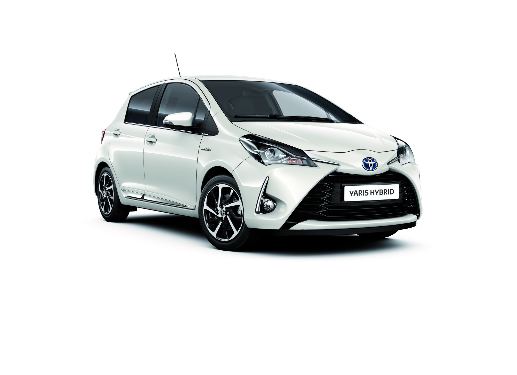 Toyota Yaris Hybrid 2020 белая